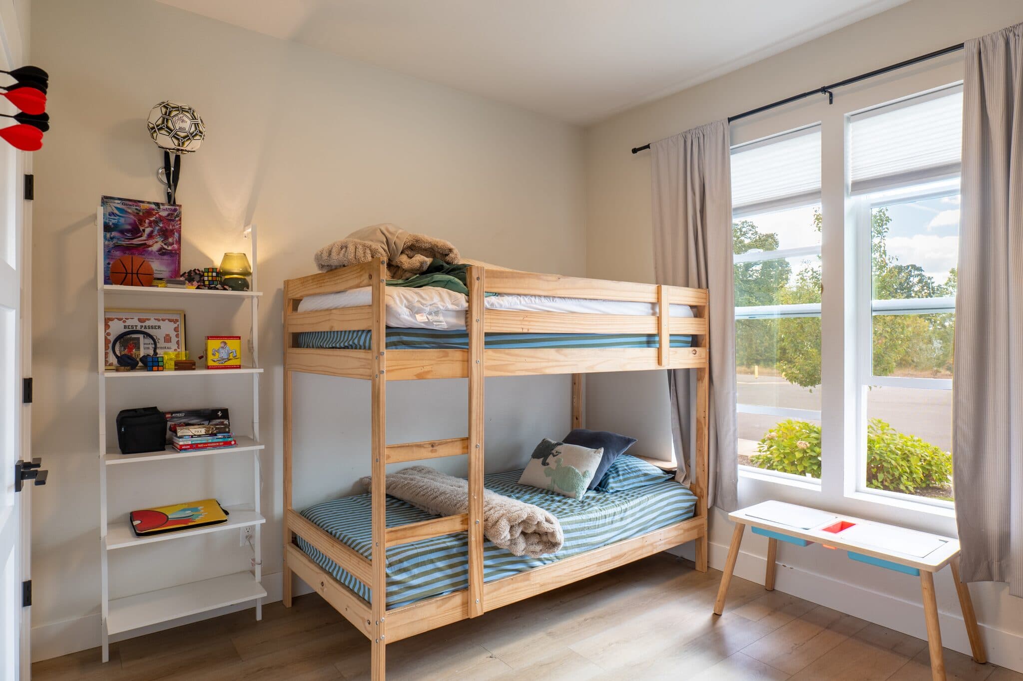 Kids bedroom with bunk beds — real estate photography by Hahn Media, Oregon
